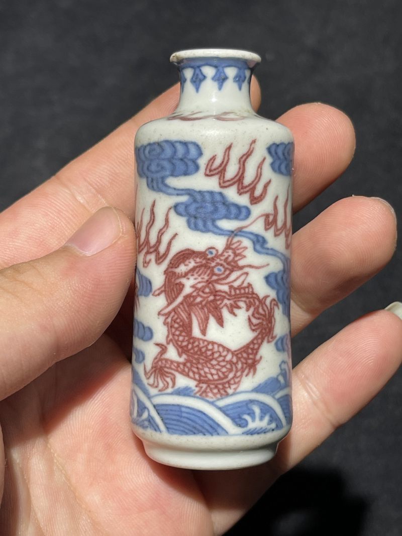 清乾隆 青花釉里红苍龙教子纹鼻烟壶 - 图2