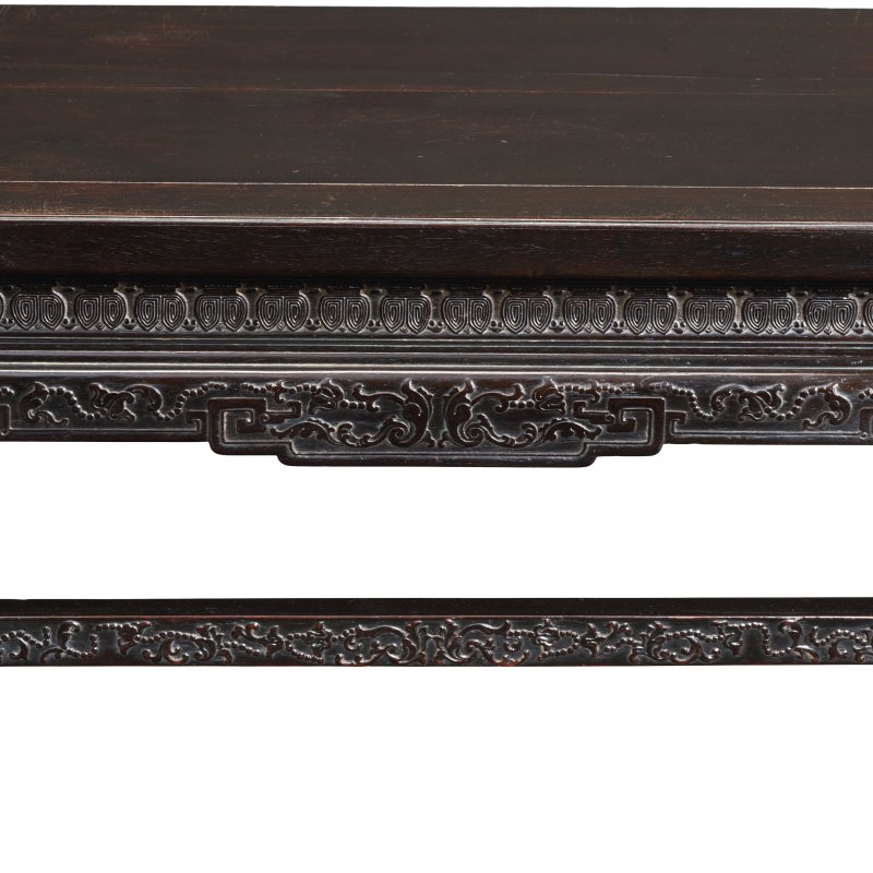 清乾隆/嘉慶 紫檀雕花卉紋有束腰羅鍋棖條桌 | A MAGNIFICENT ZITAN SIDE TABLE - 图6
