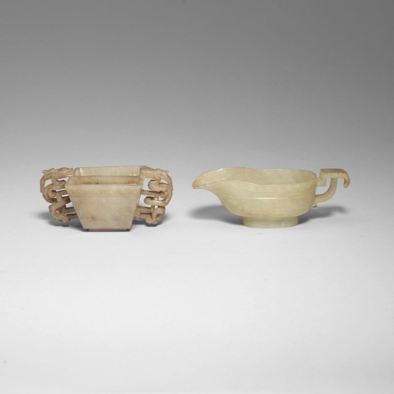 明 青玉龍耳方杯 及青玉夔龍紋匜 一組兩件 | A RARE PALE GREEN JADE SQUARE BOWL WITH DRAGON HANDLES, DOU; TOGETHER WITH A PALE GREEN JADE POURING VESSEL, YI - 图3