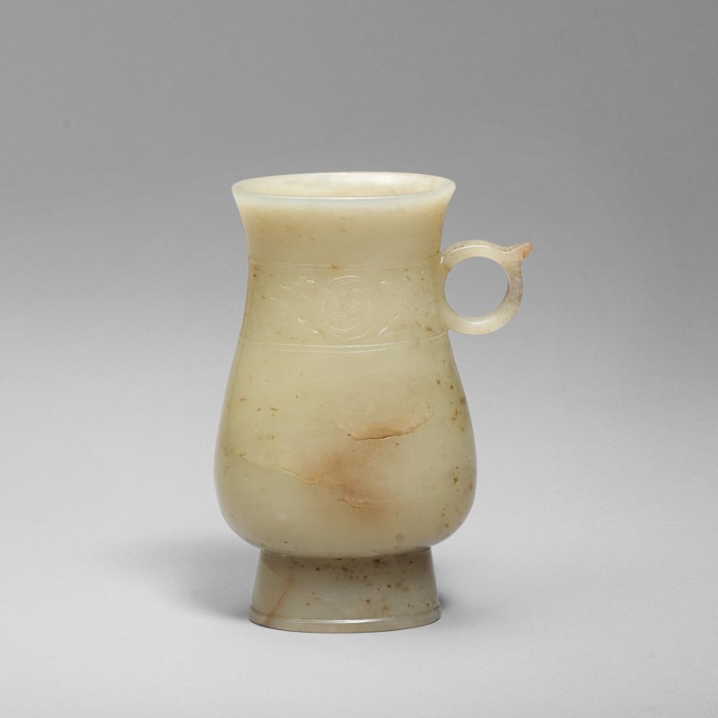 明 青玉仿古夔鳳紋單柄觶 | AN ARCHAISTIC PALE GREEN AND RUSSET JADE VESSEL, ZHI - 图2