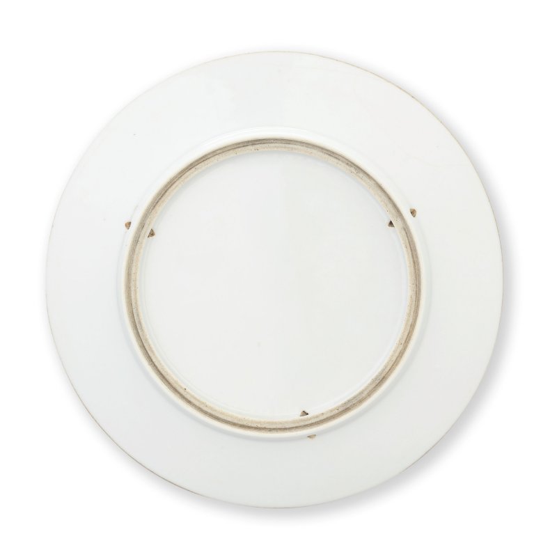 一九五四年 王隆夫 粉彩人物故事圖盤 | A FAMILLE ROSE CIRCULAR FIGURAL DISH - 图2