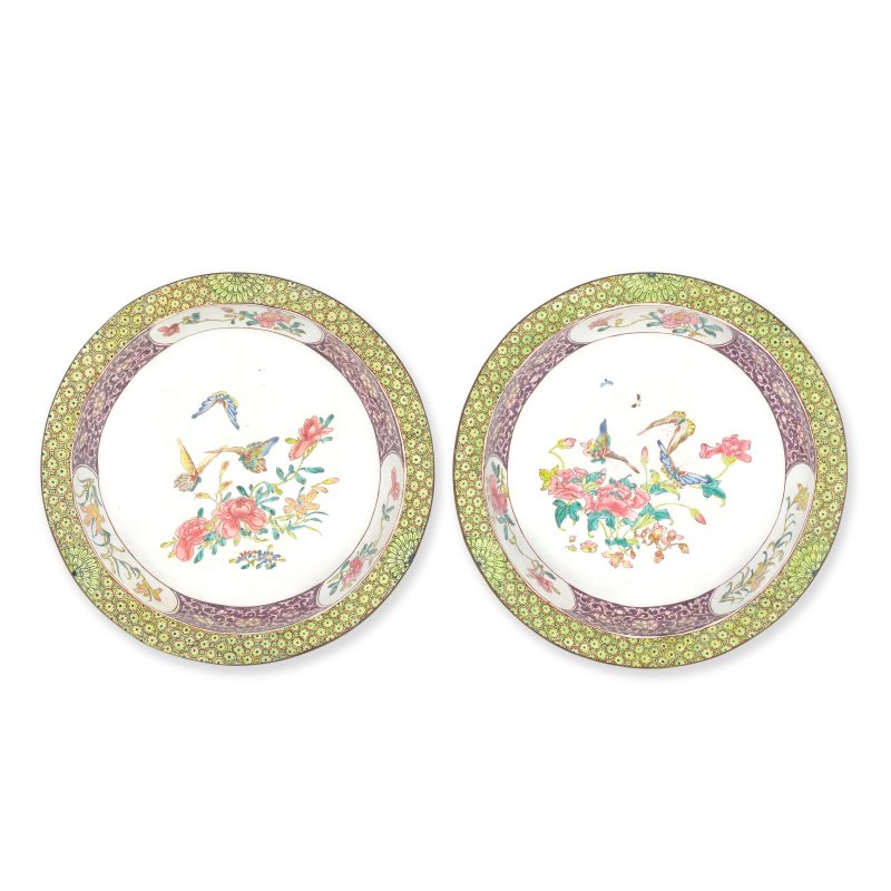 十八世紀 畫琺琅蝶戀花盤一對 | A PAIR OF PAINTED ENAMEL 'BUTTERFLIES AND FLOWERS' DISHES - 图1