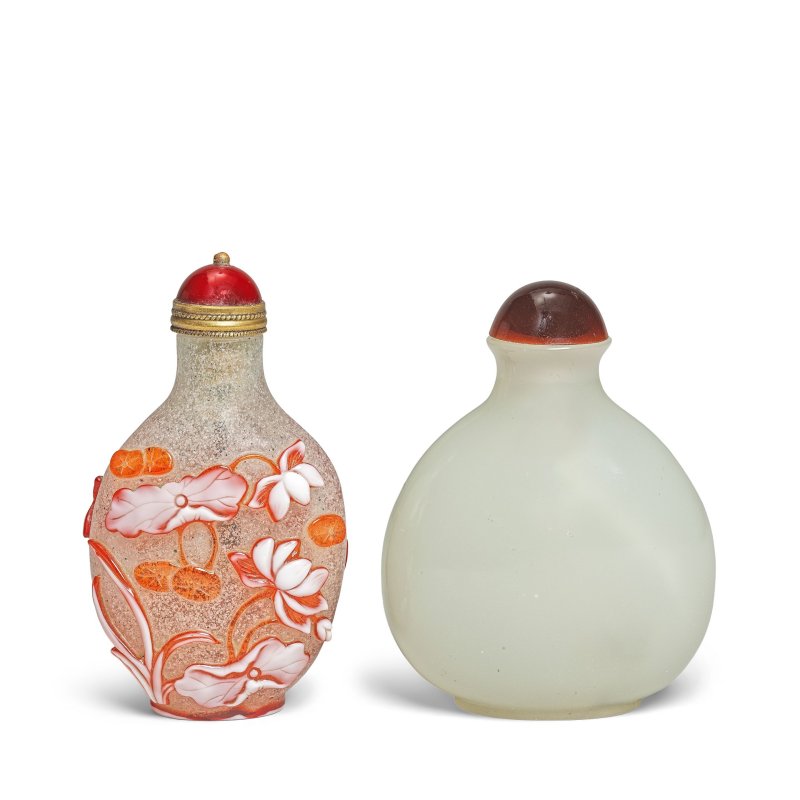 十八/十九世紀 料鼻烟壺及雪霏地套紅料鼻烟壺 | A GLASS SNUFF BOTTLE AND A RED-OVERLAY GLASS SNUFF BOTTLE