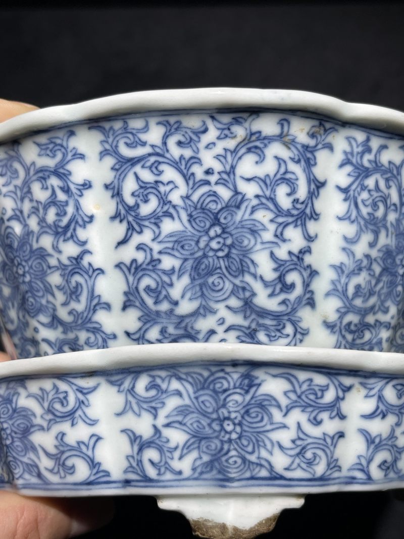 清中期 青花缠枝莲壁瓶一对 - 图4