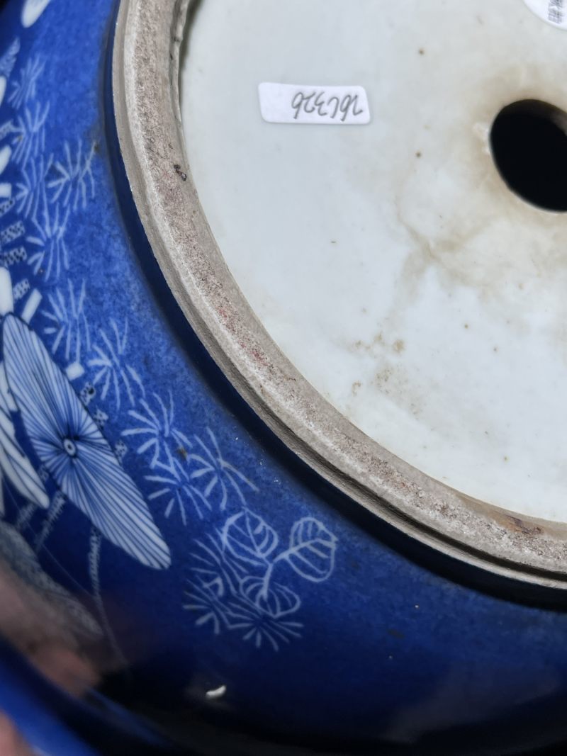 清晚期 洒蓝留白荷塘月色纹花盆 - 图11