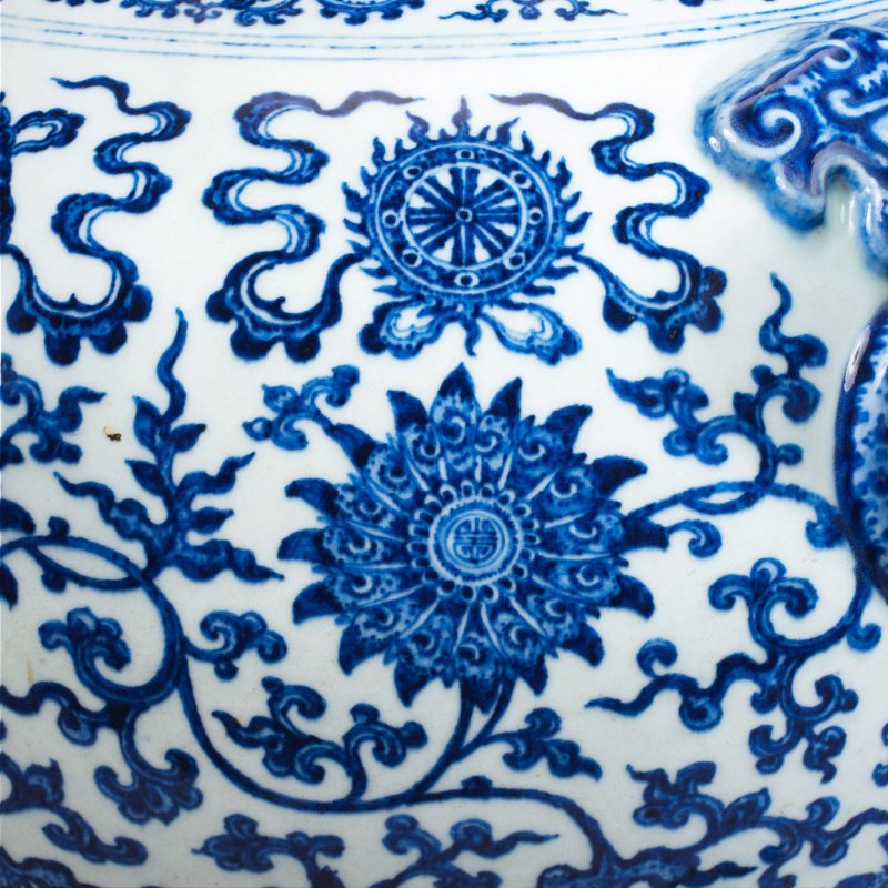 清乾隆 青花纏枝蓮八吉祥紋鋪首耳壺 | A VERY RARE LARGE IMPERIAL MING-STYLE BLUE AND WHITE 'BAJIXIANG' VASE, HU - 图13