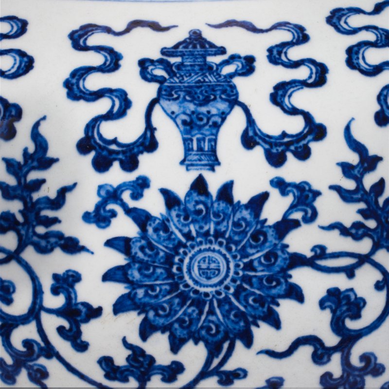清乾隆 青花纏枝蓮八吉祥紋鋪首耳壺 | A VERY RARE LARGE IMPERIAL MING-STYLE BLUE AND WHITE 'BAJIXIANG' VASE, HU - 图34