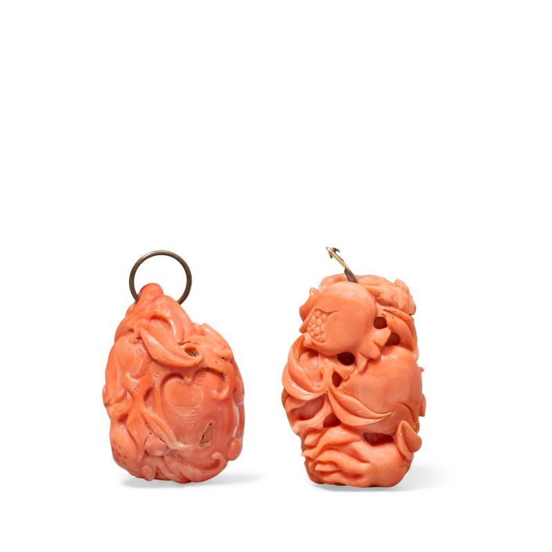 十九世紀 珊瑚雕鼻烟壺兩件及雕珮兩件 | TWO CARVED CORAL SNUFF BOTTLES AND TWO CARVED CORAL PENDANTS - 图3