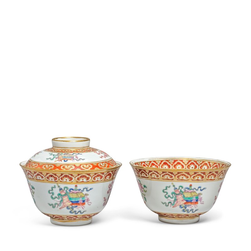 清嘉慶 粉彩八吉祥紋盌一對及蓋一件 | A PAIR OF FAMILLE ROSE 'BUDDHIST EMBLEMS' BOWLS AND A COVER - 图1