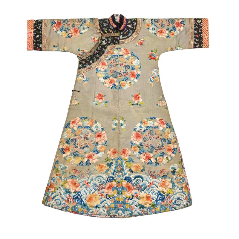 十九世紀 淡藍綠地花卉紋袍 | A LIGHT TEAL-GROUND SILK EMBROIDERED LADY'S ROBE