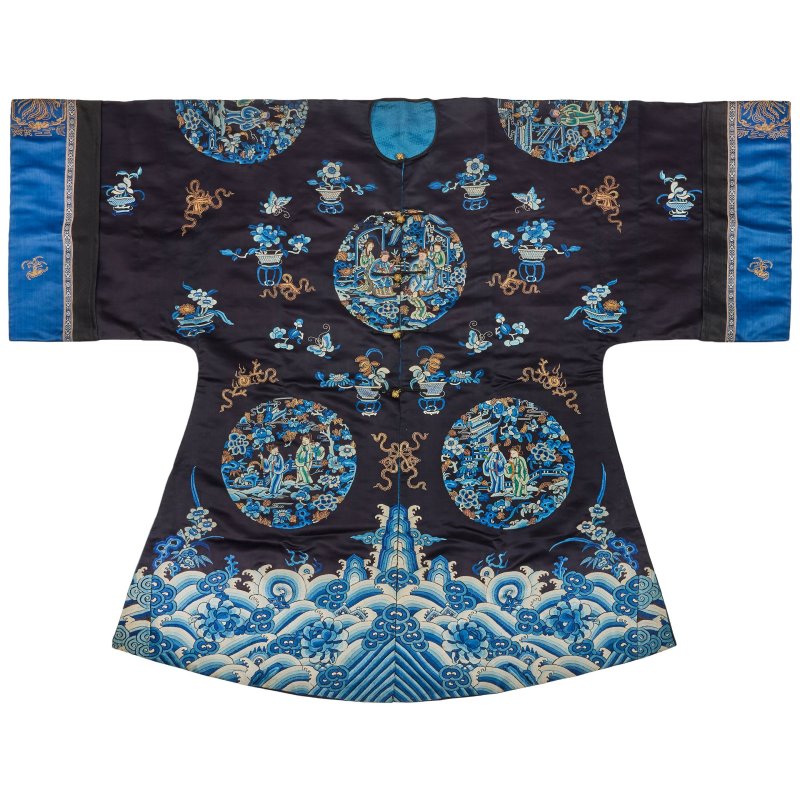 十九世紀 石青地緞綉人物花卉紋外套 | A MIDNIGHT-BLUE GROUND EMBROIDERED INFORMAL OVERCOAT, WAITAO