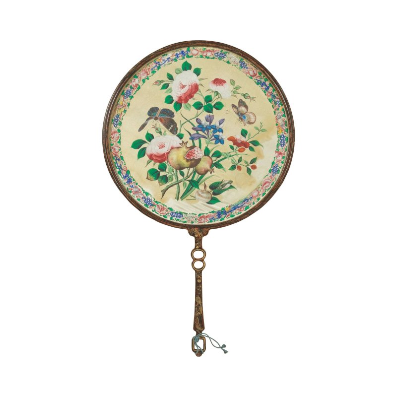 清晚期 緞綉百鳥紋扇一對 | A PAIR OF SILK EMBROIDERED 'HUNDRED BIRDS' FANS - 图2