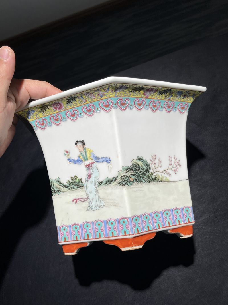 民国 粉彩人物纹六方花盆 - 图4