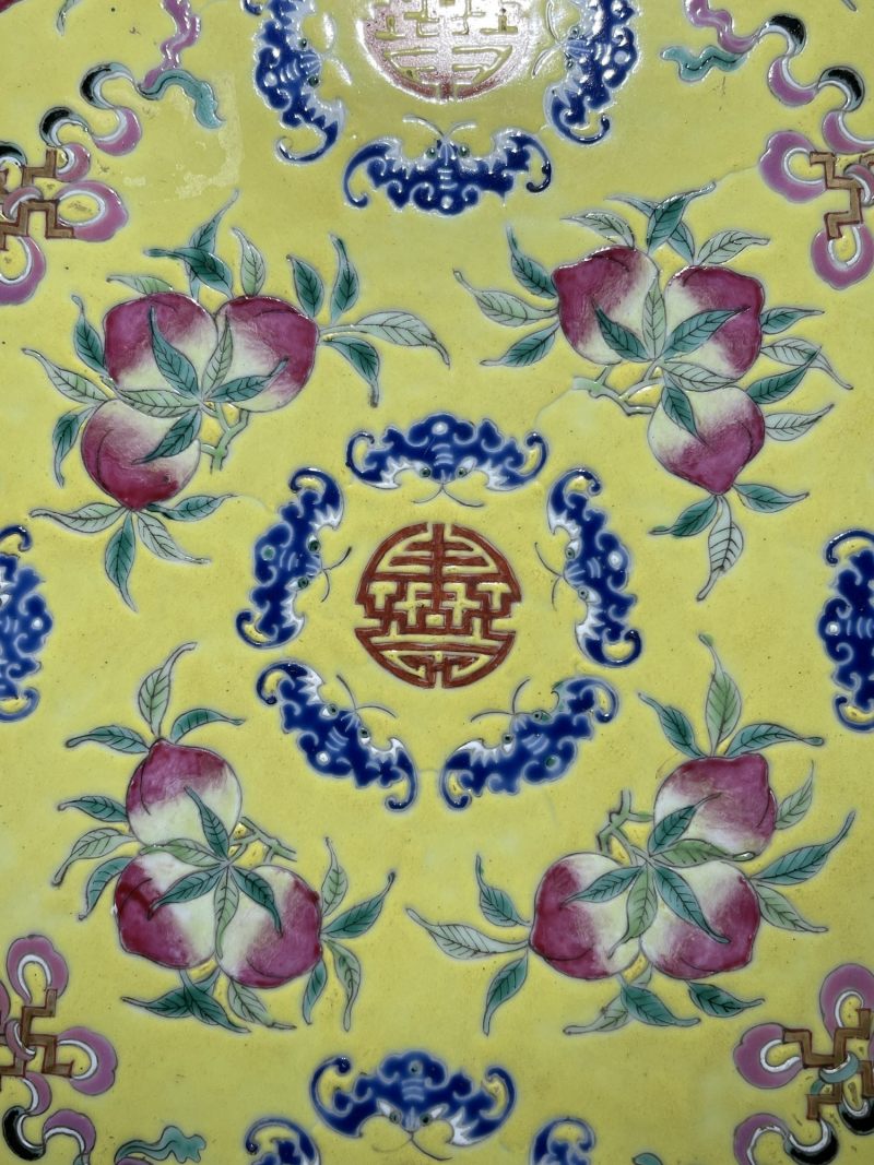 清宣统 黄地粉彩福寿纹大盘 - 图3
