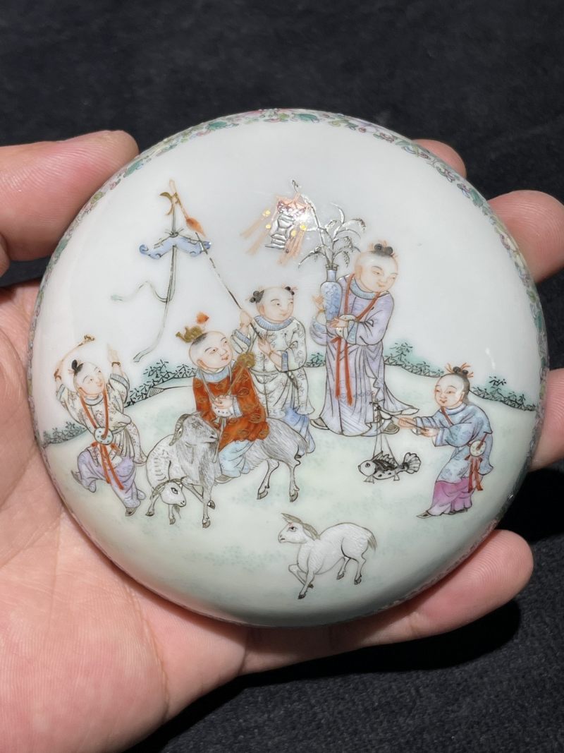 民国 粉彩婴戏纹印盒 - 图3