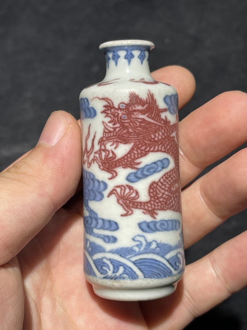 清乾隆 青花釉里红苍龙教子纹鼻烟壶 - 图3