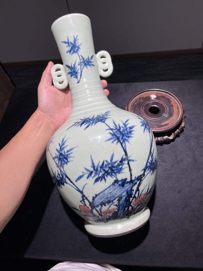 清乾隆 唐英风格豆青地青花釉里红竹石纹七旋瓶 - 图3