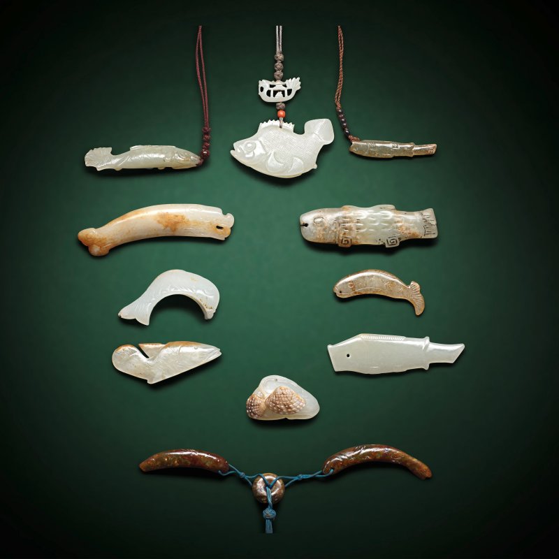 商晚期/西周早期至清代 玉魚 一組十二件 | TWELVE JADE FISH PENDANTS - 图1