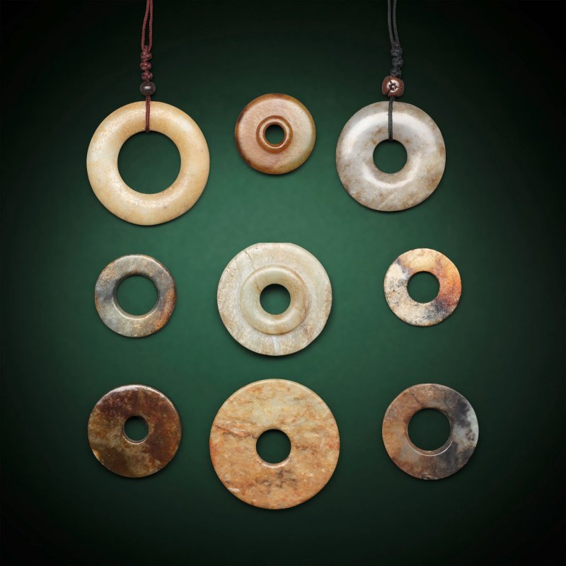 或為東周/漢及以後 玉璧、環及瑗 一組九件 | NINE JADE DISCS, BI, HUAN, AND YUAN - 图1