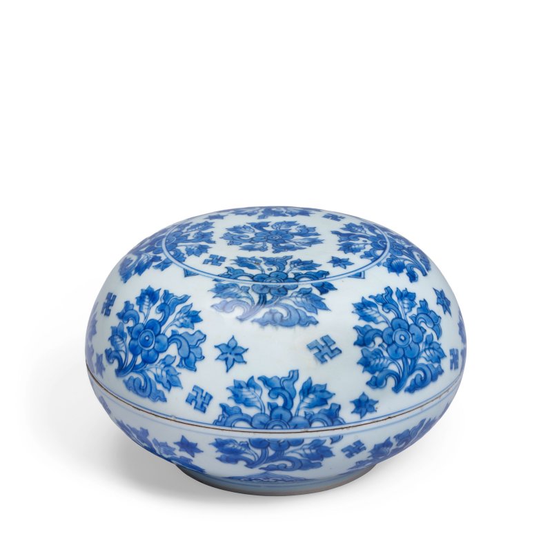 清順治 青花花卉紋捧盒 | A BLUE AND WHITE CIRCULAR 'FLORAL' BOX AND COVER