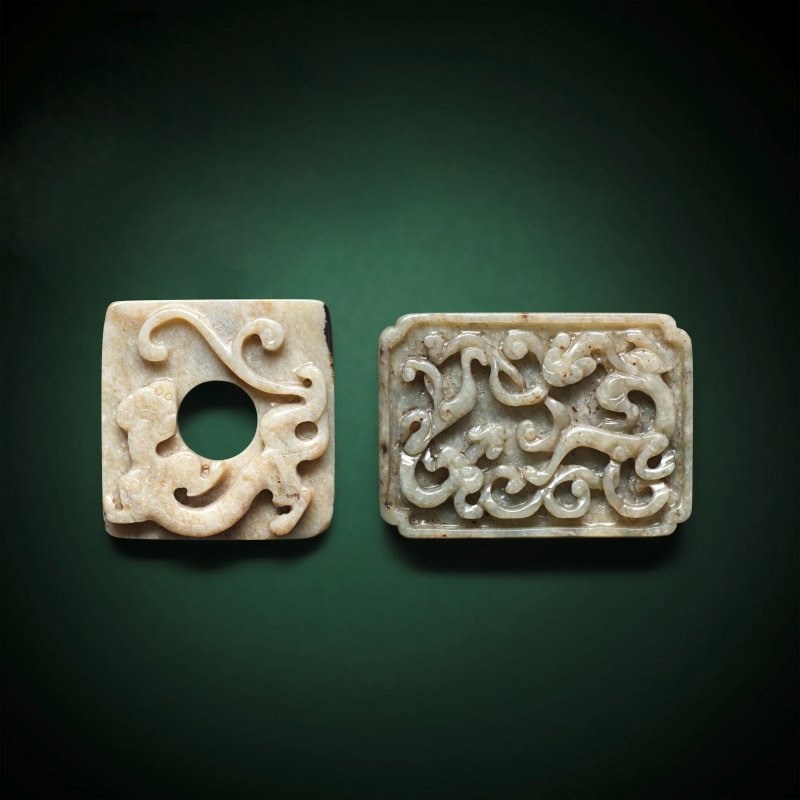 元/明 灰玉螭龍紋玉絛環及青玉螭龍紋玉帶板 | A GREY JADE CHILONG DISC AND A PALE GREEN JADE 'CHILONG' BUCKLE