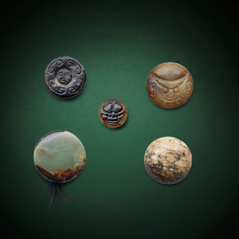 宋/明 玉劍首四件及獸面珮一件 | A GROUP OF FOUR JADE SWORD POMMELS AND A SMALL 'BEAST-MASK' PENDANT