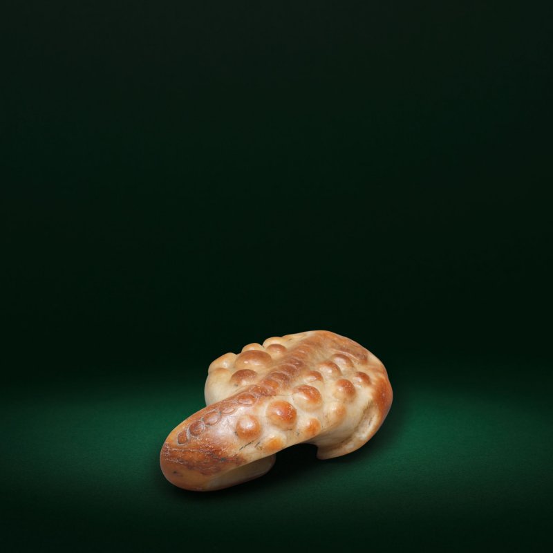 清 三足蟾蜍鼻烟壺 | A THREE-LEGGED TOAD-FORM SNUFF BOTTLE - 图3