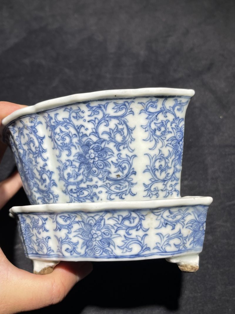 清中期 青花缠枝莲壁瓶一对 - 图5