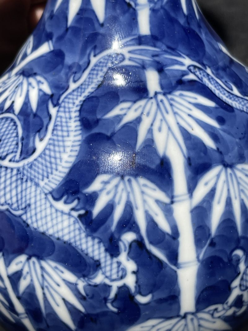 清晚期 青花留白龙纹小赏瓶 - 图8
