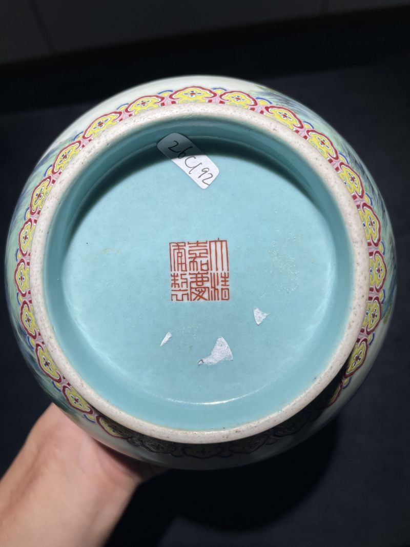 清嘉庆 洋彩婴戏纹双耳瓶 - 图13