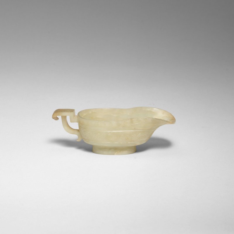 明 青玉龍耳方杯 及青玉夔龍紋匜 一組兩件 | A RARE PALE GREEN JADE SQUARE BOWL WITH DRAGON HANDLES, DOU; TOGETHER WITH A PALE GREEN JADE POURING VESSEL, YI - 图4