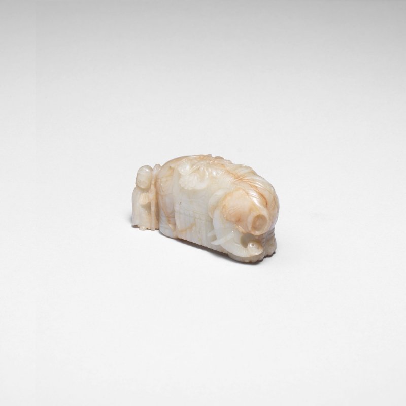 十七/十八世紀 青玉胡人馴象擺件 | A PALE GREEN JADE CARVING OF AN ELEPHANT AND 'FOREIGNER' - 图3