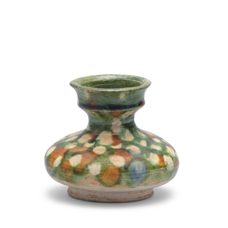 唐 三彩唾壺 | A MINIATURE SANCAI LEYS JAR, TUOHU