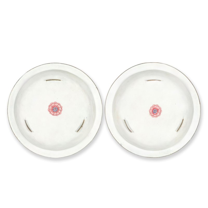 十八世紀 畫琺琅蝶戀花盤一對 | A PAIR OF PAINTED ENAMEL 'BUTTERFLIES AND FLOWERS' DISHES - 图2