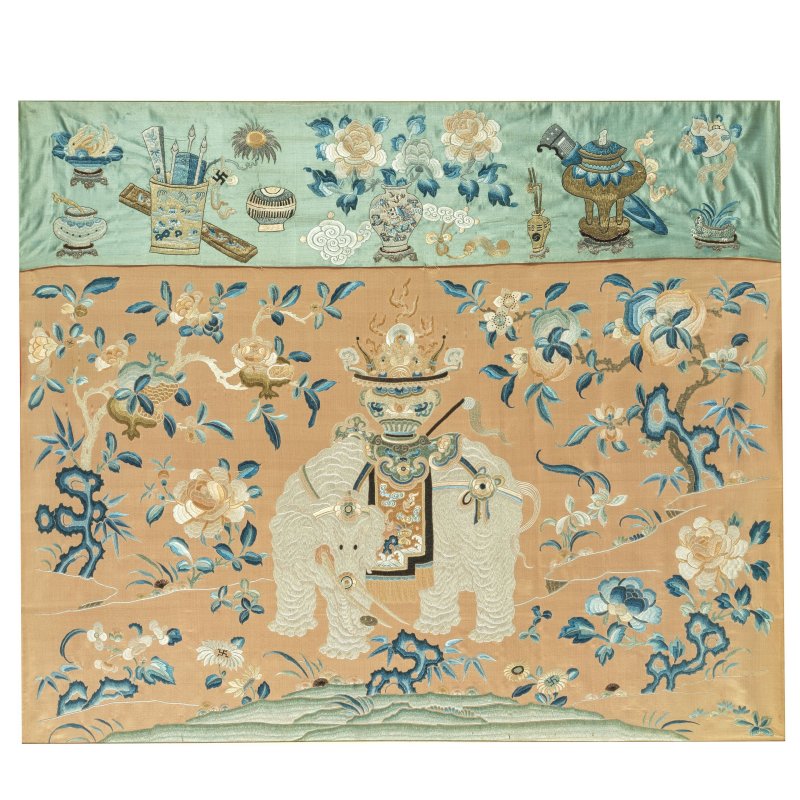 十八/十九世紀 杏地刺繡太平有象掛屏 | AN APRICOT-GROUND EMBROIDERED SILK 'ELEPHANT' PANEL
