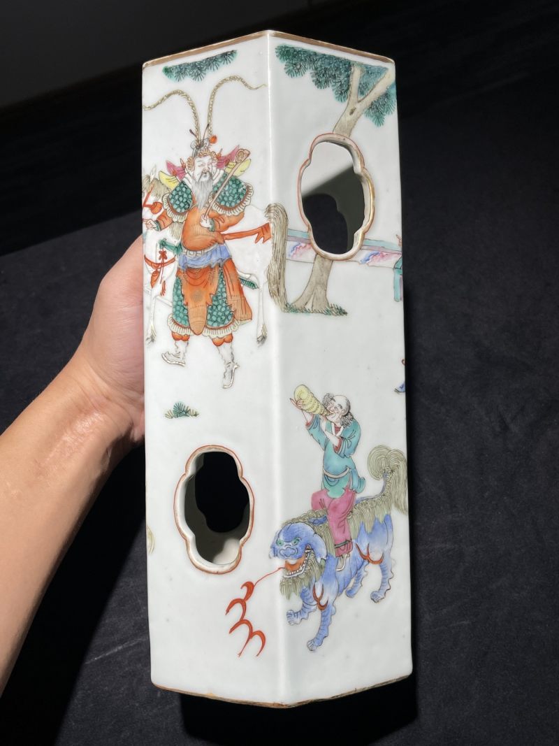 清光绪 粉彩八蛮进宝海棠镂空六方帽筒一对 - 图13