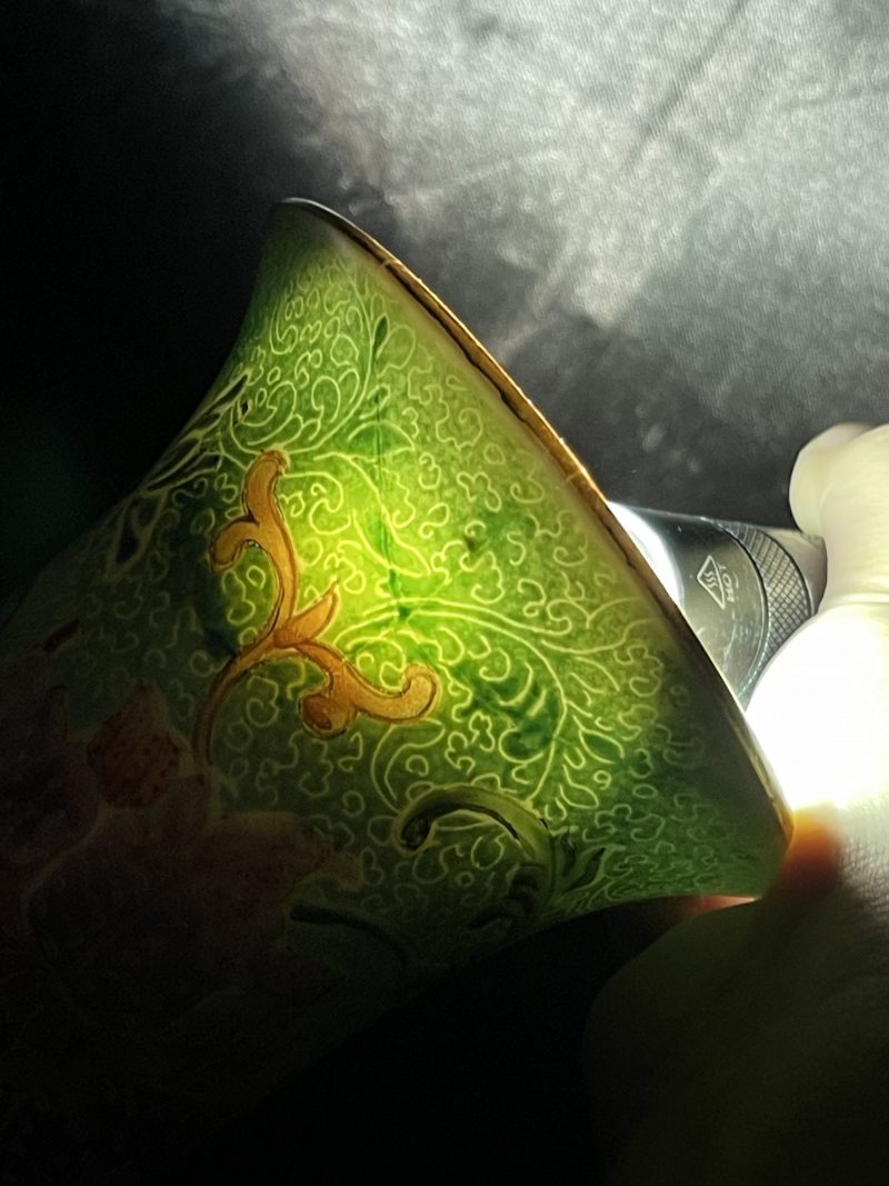 清乾隆 绿地轧道洋彩花卉纹瓶 - 图12