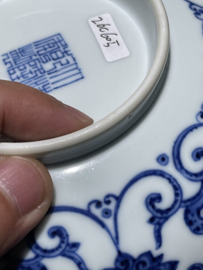 清乾隆 青花莲托八宝纹大碗 - 图12
