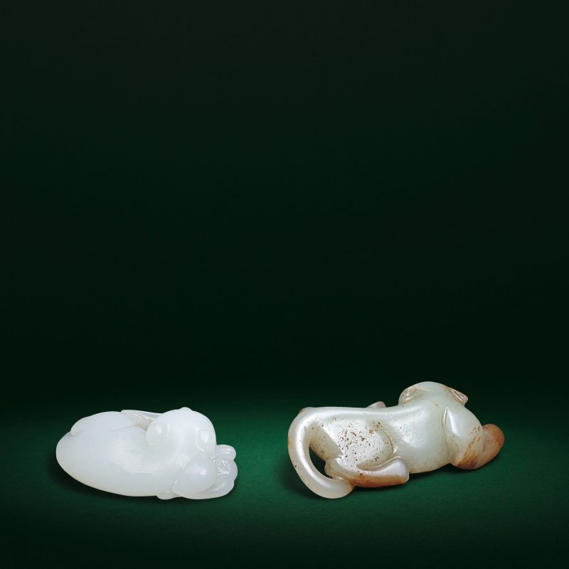 十八/十九世紀 玉雕貓捕鼠把件 一組兩件 | A WHITE JADE 'CAT AND KITTEN CATCHING A MOUSE' GROUP; TOGETHER WITH A PALE GREEN AND RUSSET JADE CARVING OF A CAT CATCHING A MOUSE - 图2