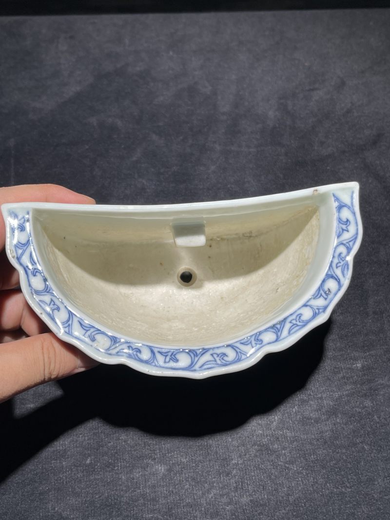 清中期 青花缠枝莲壁瓶一对 - 图6