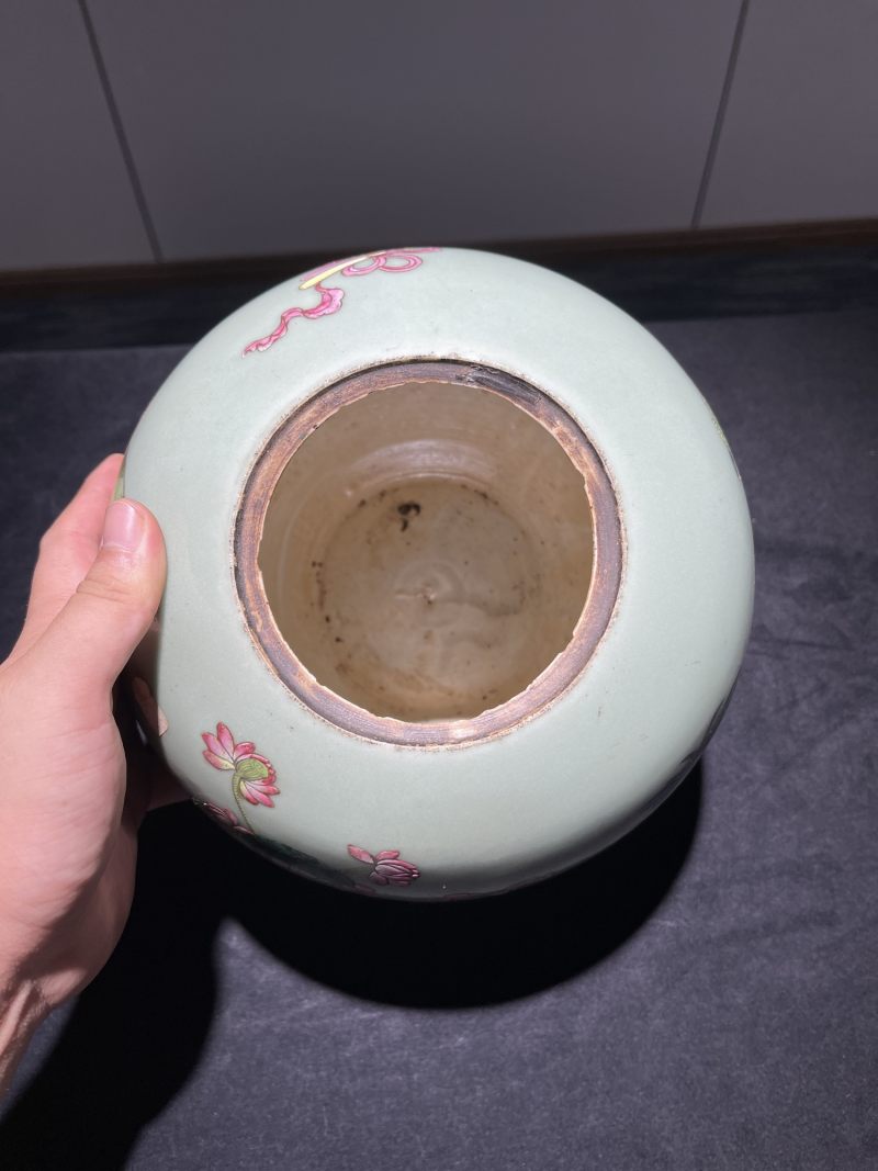 清乾隆 豆青粉彩博古纹罐 - 图8