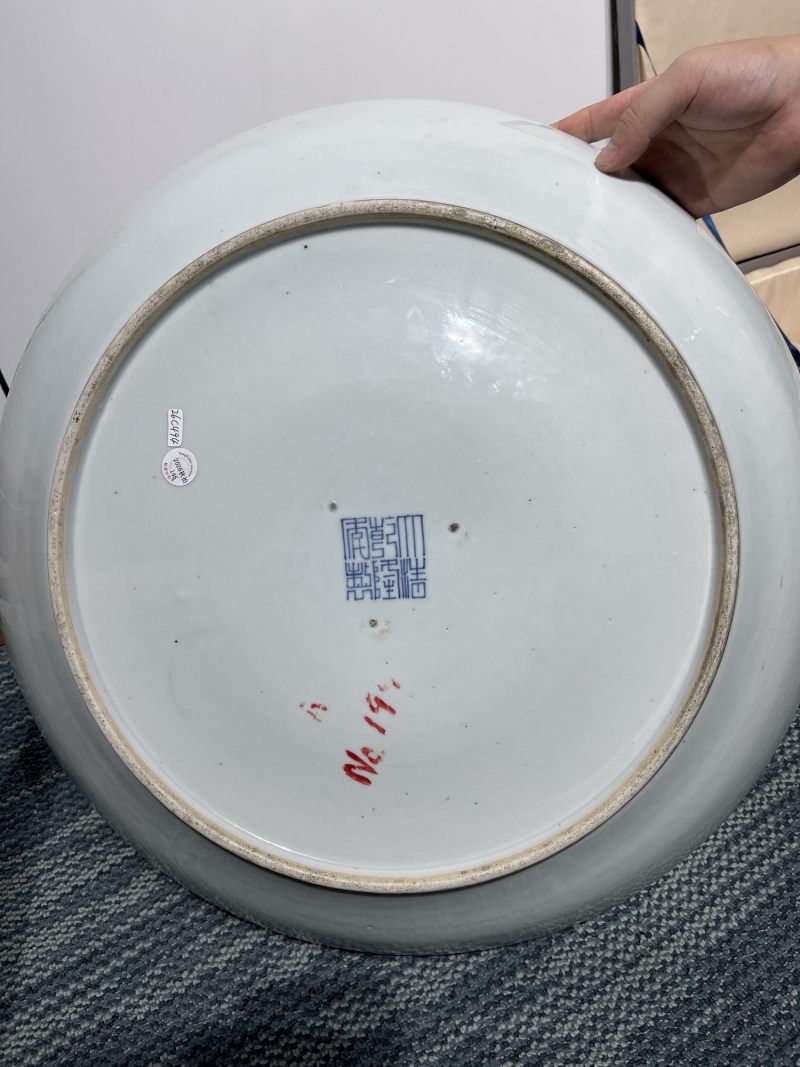 清乾隆 粉彩英雄独立纹大盘 - 图7