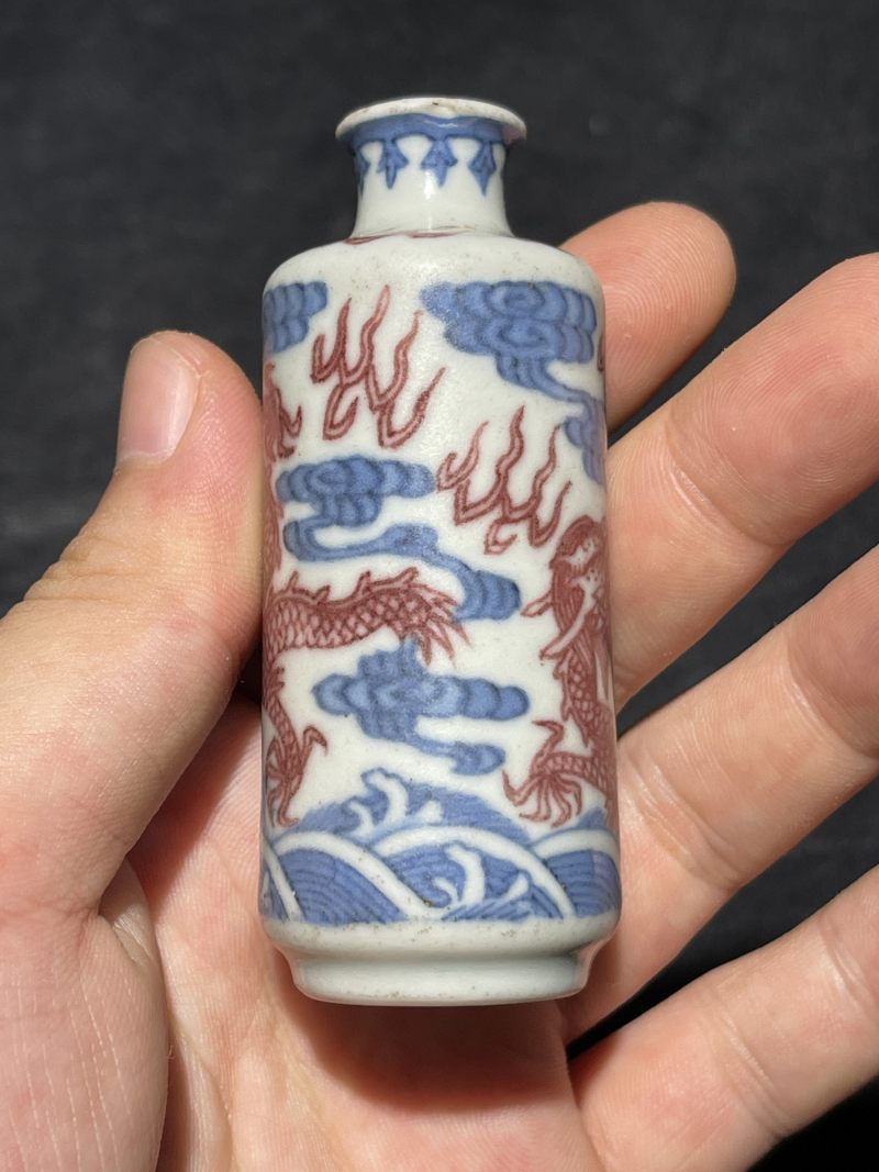 清乾隆 青花釉里红苍龙教子纹鼻烟壶 - 图4