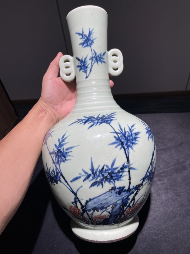 清乾隆 唐英风格豆青地青花釉里红竹石纹七旋瓶 - 图4