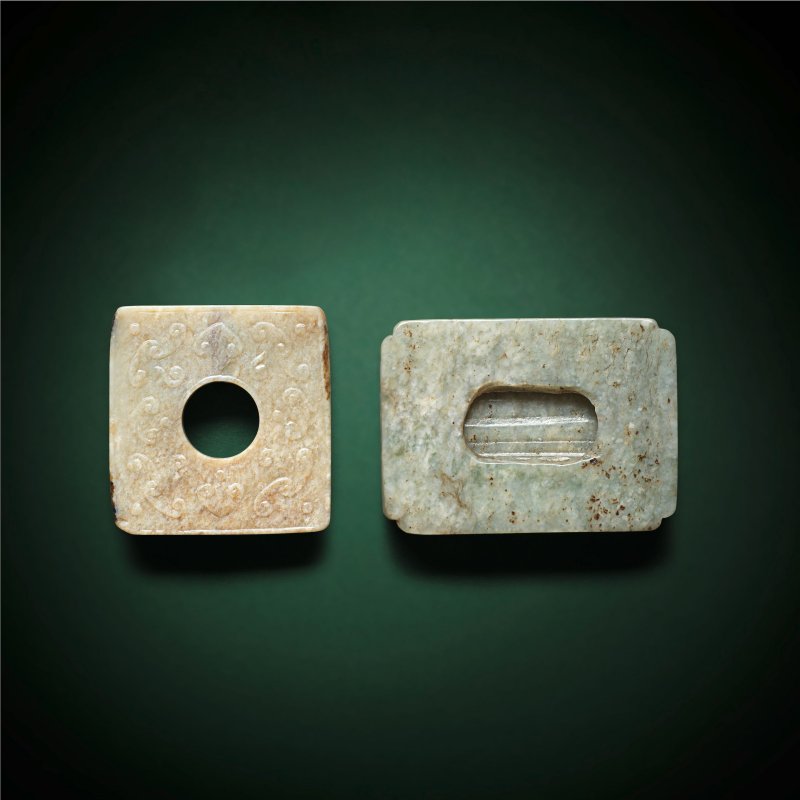 元/明 灰玉螭龍紋玉絛環及青玉螭龍紋玉帶板 | A GREY JADE CHILONG DISC AND A PALE GREEN JADE 'CHILONG' BUCKLE - 图2