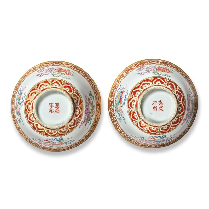 清嘉慶 粉彩八吉祥紋盌一對及蓋一件 | A PAIR OF FAMILLE ROSE 'BUDDHIST EMBLEMS' BOWLS AND A COVER - 图2