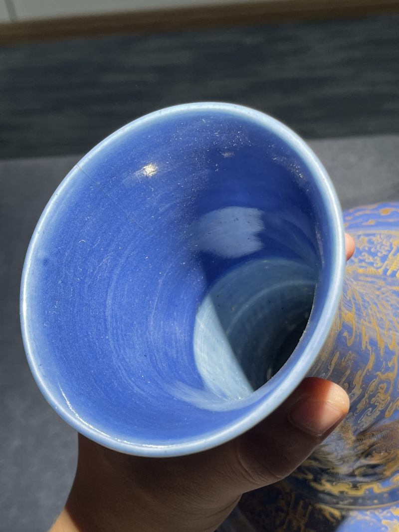 清光绪 祭蓝描金浮雕狮子绣球纹赏瓶 - 图11