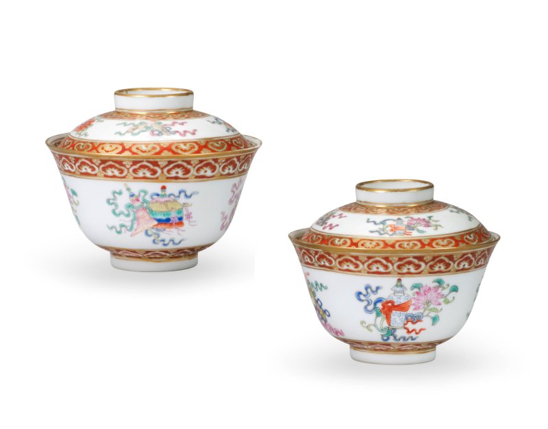 清嘉慶 粉彩描金八吉祥紋蓋碗 一對 | A VERY RARE PAIR OF IMPERIAL GILT-DECORATED FAMILLE ROSE 'BAJIXIANG' BOWLS AND COVERS - 图6
