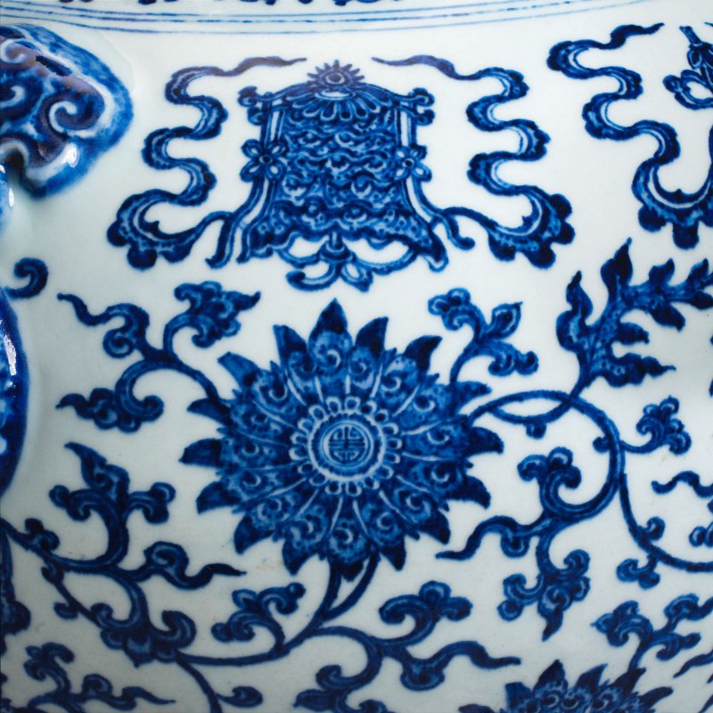 清乾隆 青花纏枝蓮八吉祥紋鋪首耳壺 | A VERY RARE LARGE IMPERIAL MING-STYLE BLUE AND WHITE 'BAJIXIANG' VASE, HU - 图11