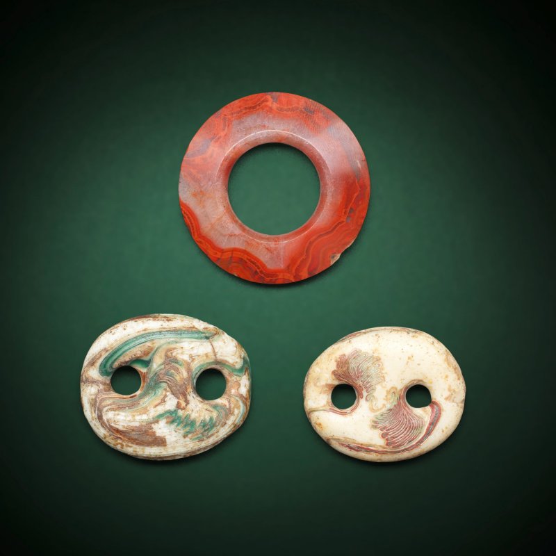 戰國 瑪瑙環及琉璃珠 一組三件 | A RARE FACETED AGATE RING AND TWO GLASS BEADS - 图1